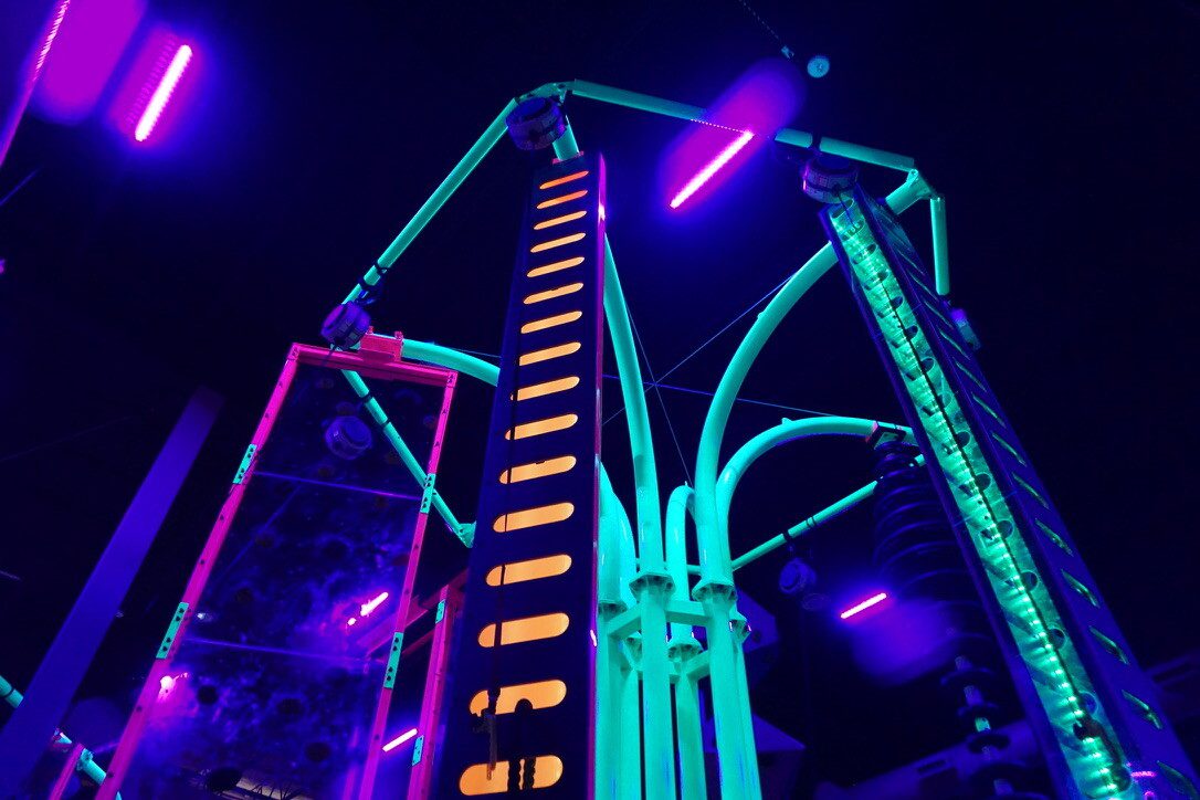 Shock Action Tower climbing features
