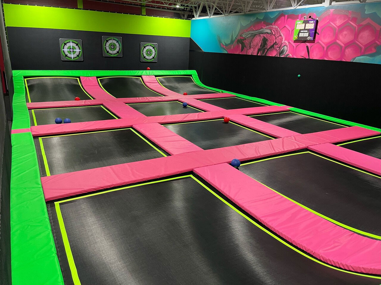 UV reactive dodgeball court glow features