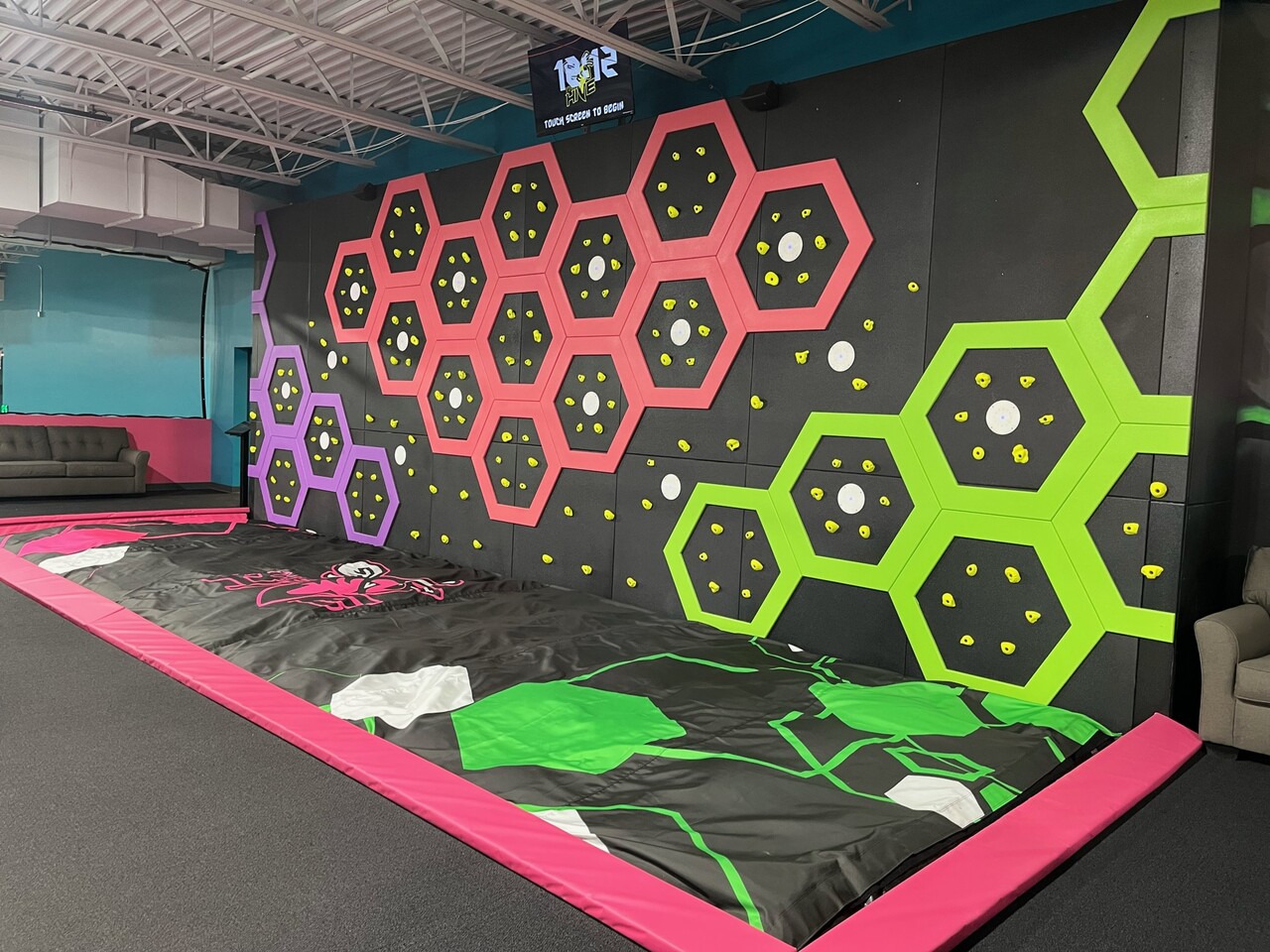 Traverse climbing walls