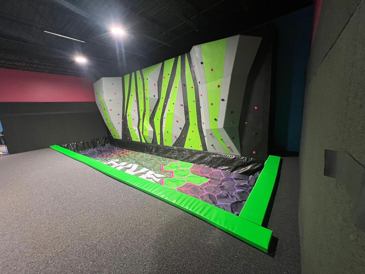 Traverse climbing wall attraction