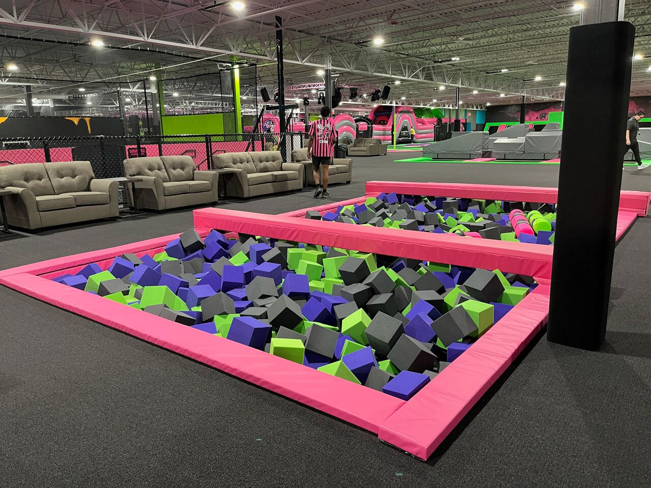 Shock battle beam and slackline court