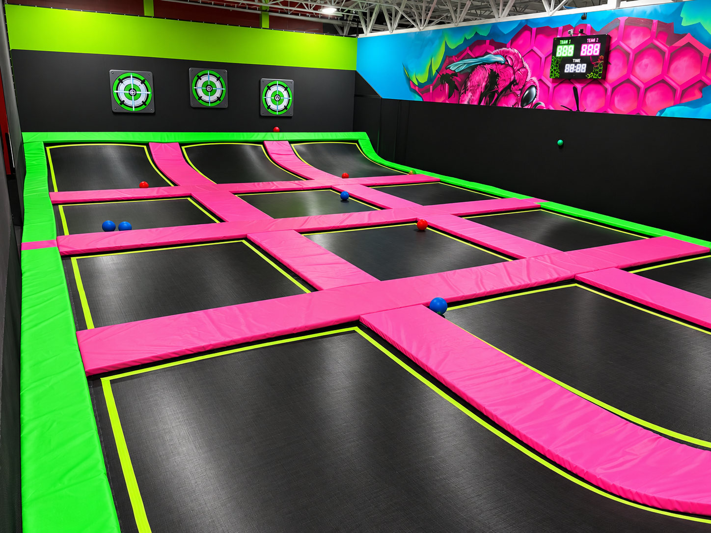 Short-wall extreme dodgeball court with interactive targets