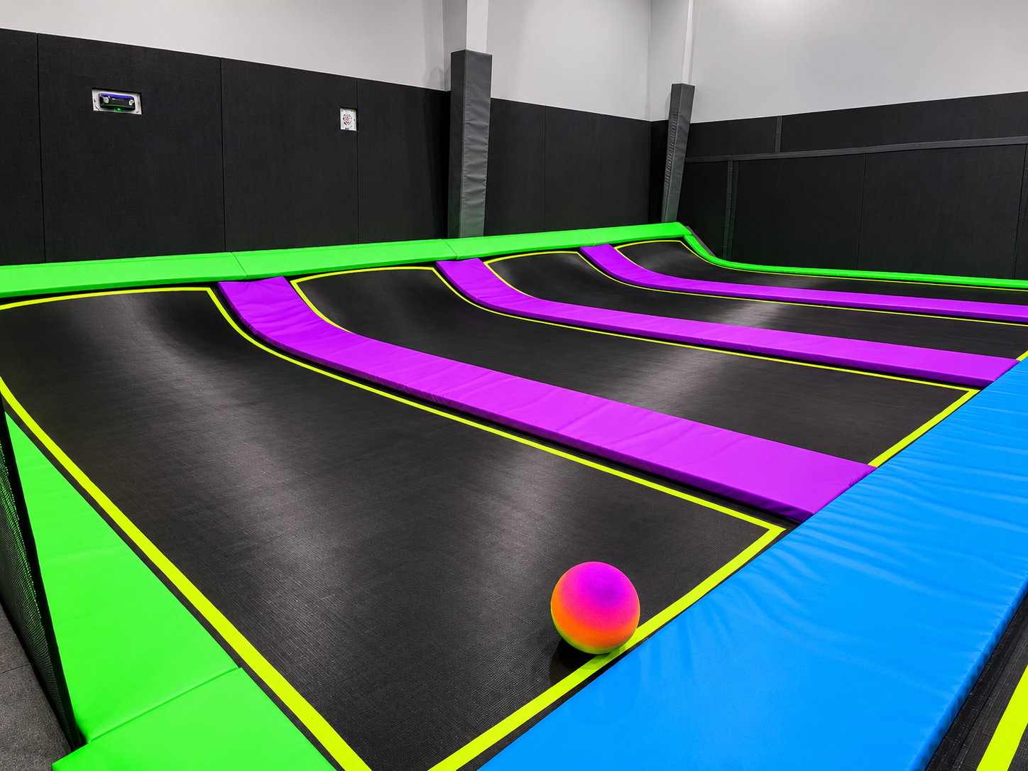 Short-wall extreme trampoline dodgeball court