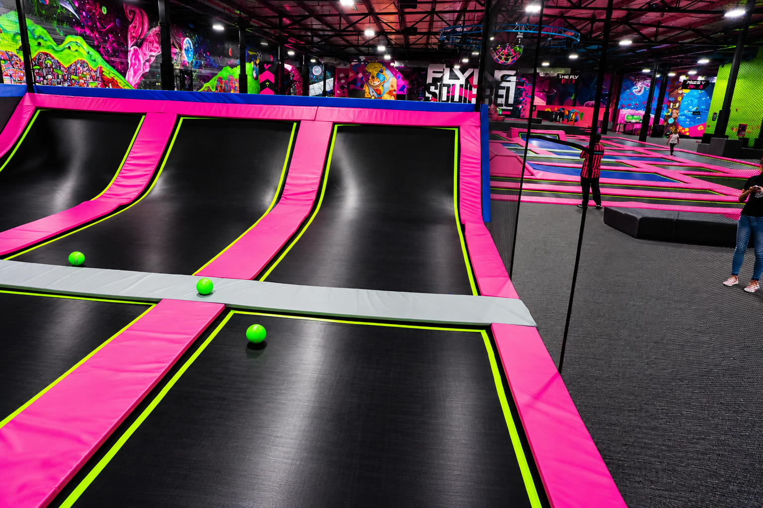 Trampoline dodgeball court with ball-containment netting